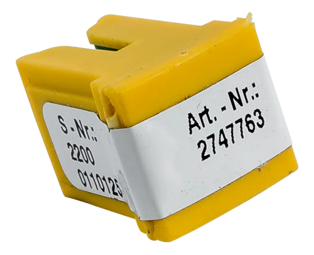 Gelber Stecker mit der Aufschrift "Art.-Nr. 2747763" und Seriennummer "S-Nr.: 2200". Produkt von Wolf, Verwendung möglicherweise in technischen Geräten.